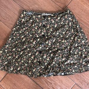 3/$25 ❤️ Floral skirt with buttons